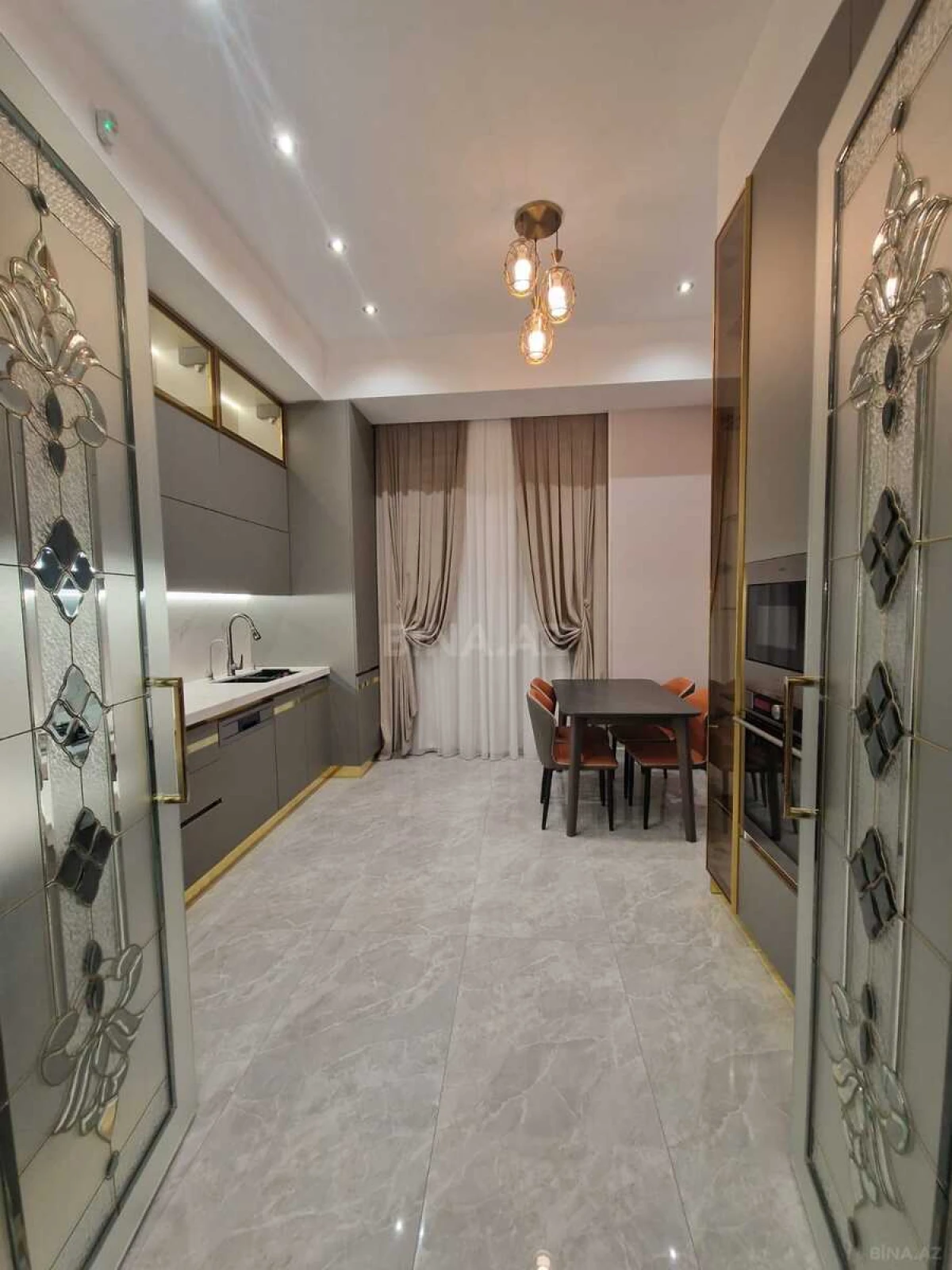 Kirayə verilir 3 otaqlı mənzil 160 m²