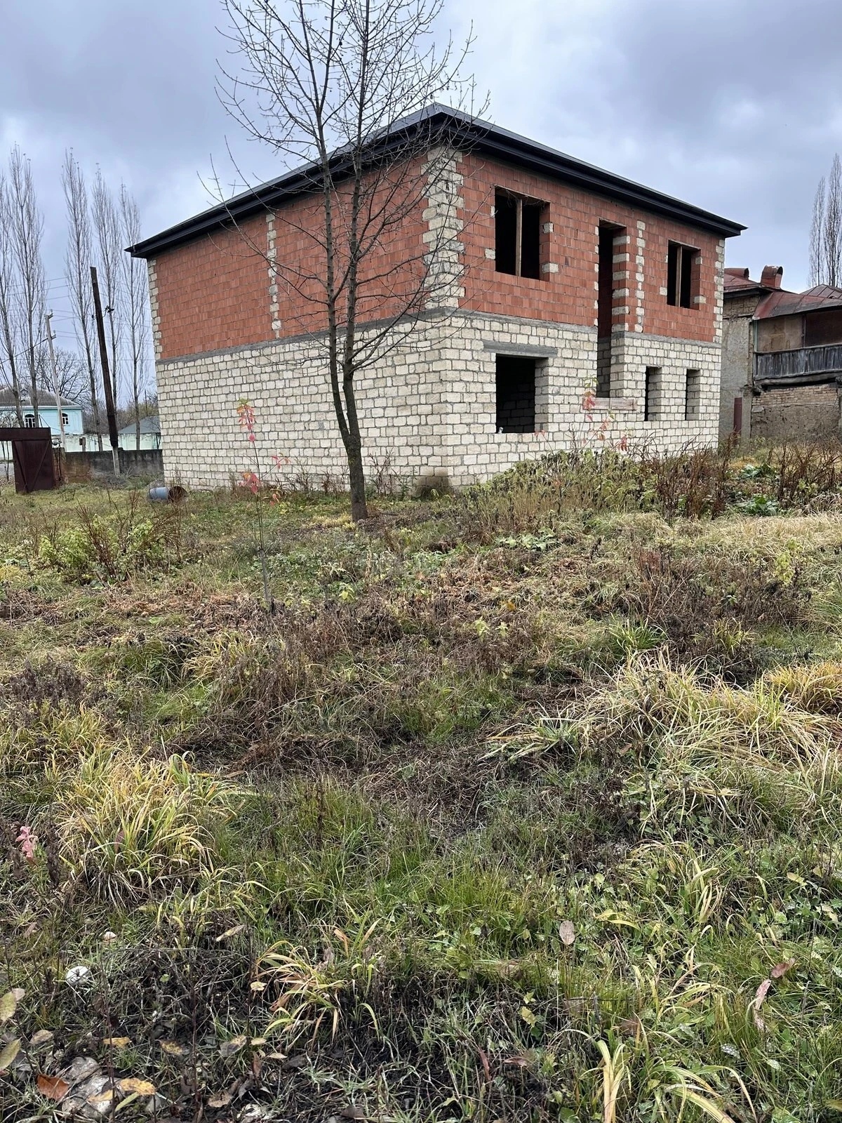 Satılır 8 otaqlı həyət evi 260 m²