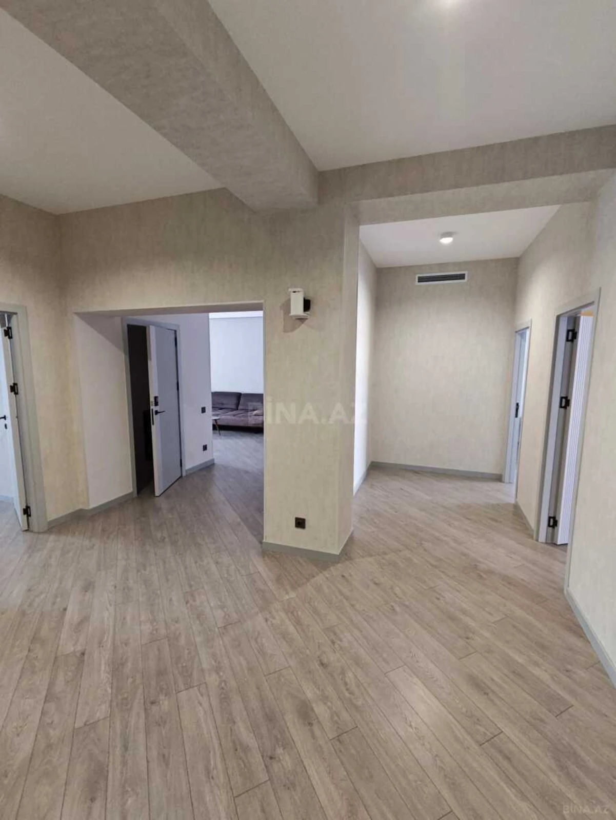 Satılır 4 otaqlı mənzil 135 m²