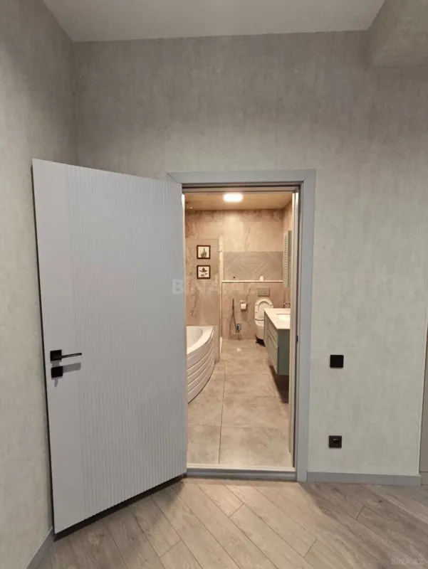 Satılır 4 otaqlı mənzil 135 m²