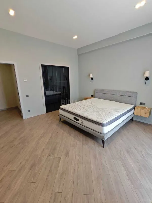 Satılır 4 otaqlı mənzil 135 m²