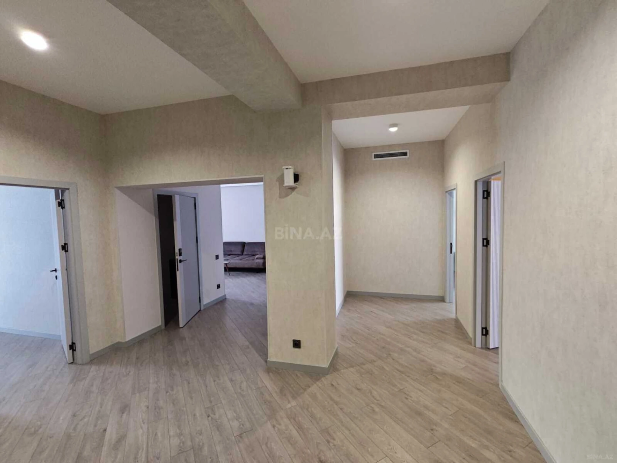 Satılır 4 otaqlı mənzil 135 m²