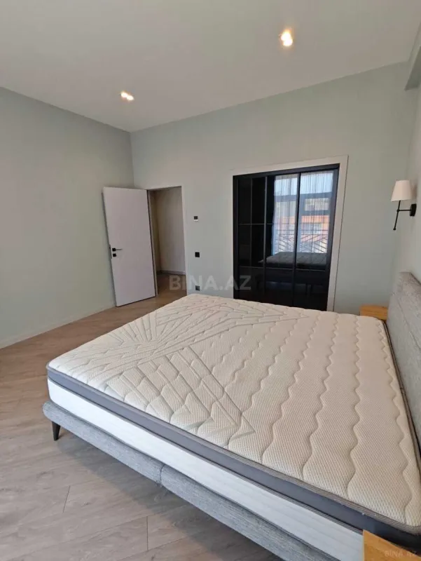 Satılır 4 otaqlı mənzil 135 m²