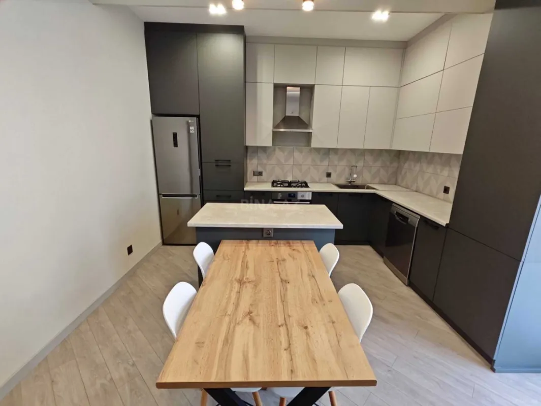 Satılır 4 otaqlı mənzil 135 m²