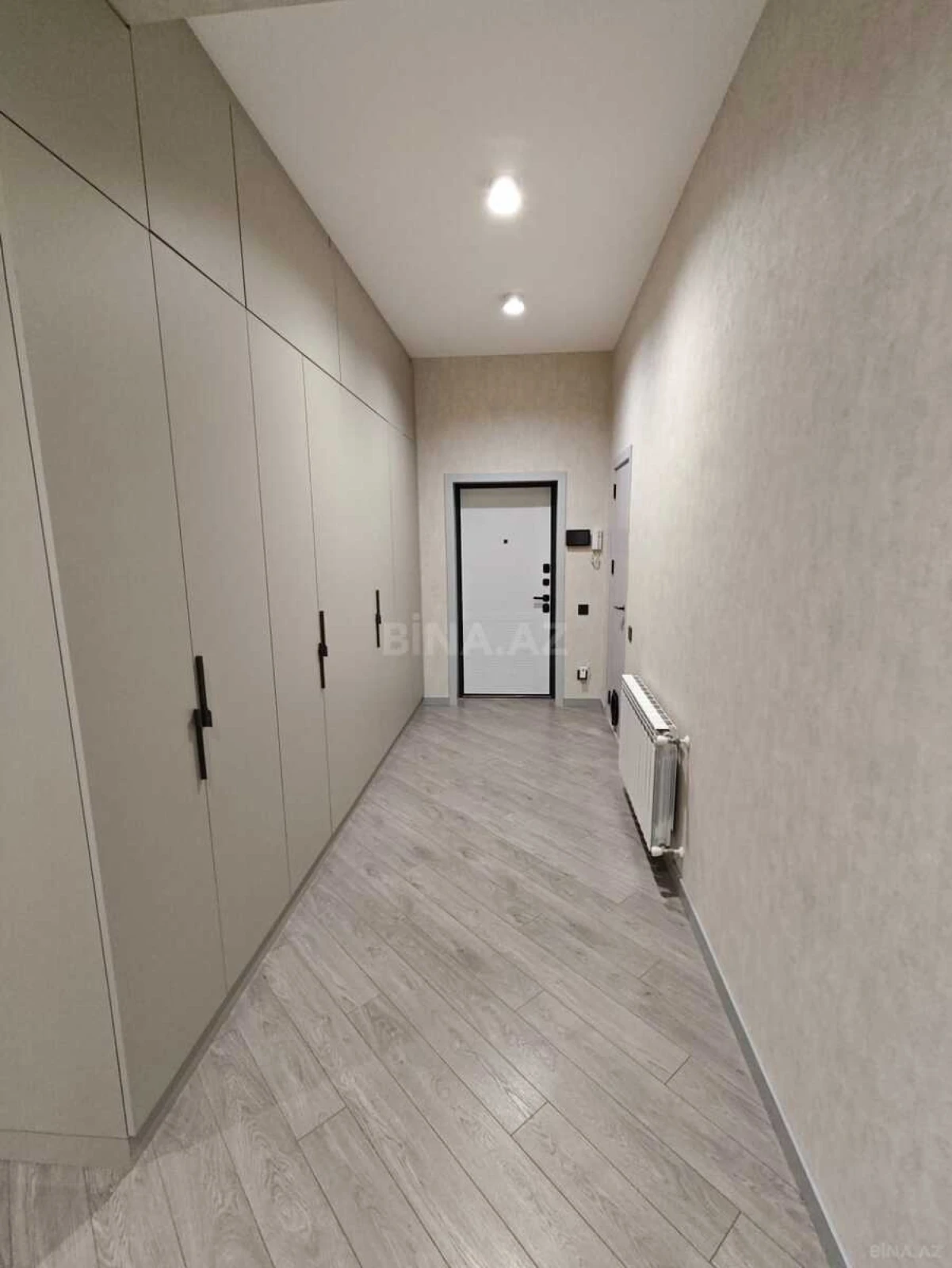 Satılır 4 otaqlı mənzil 135 m²