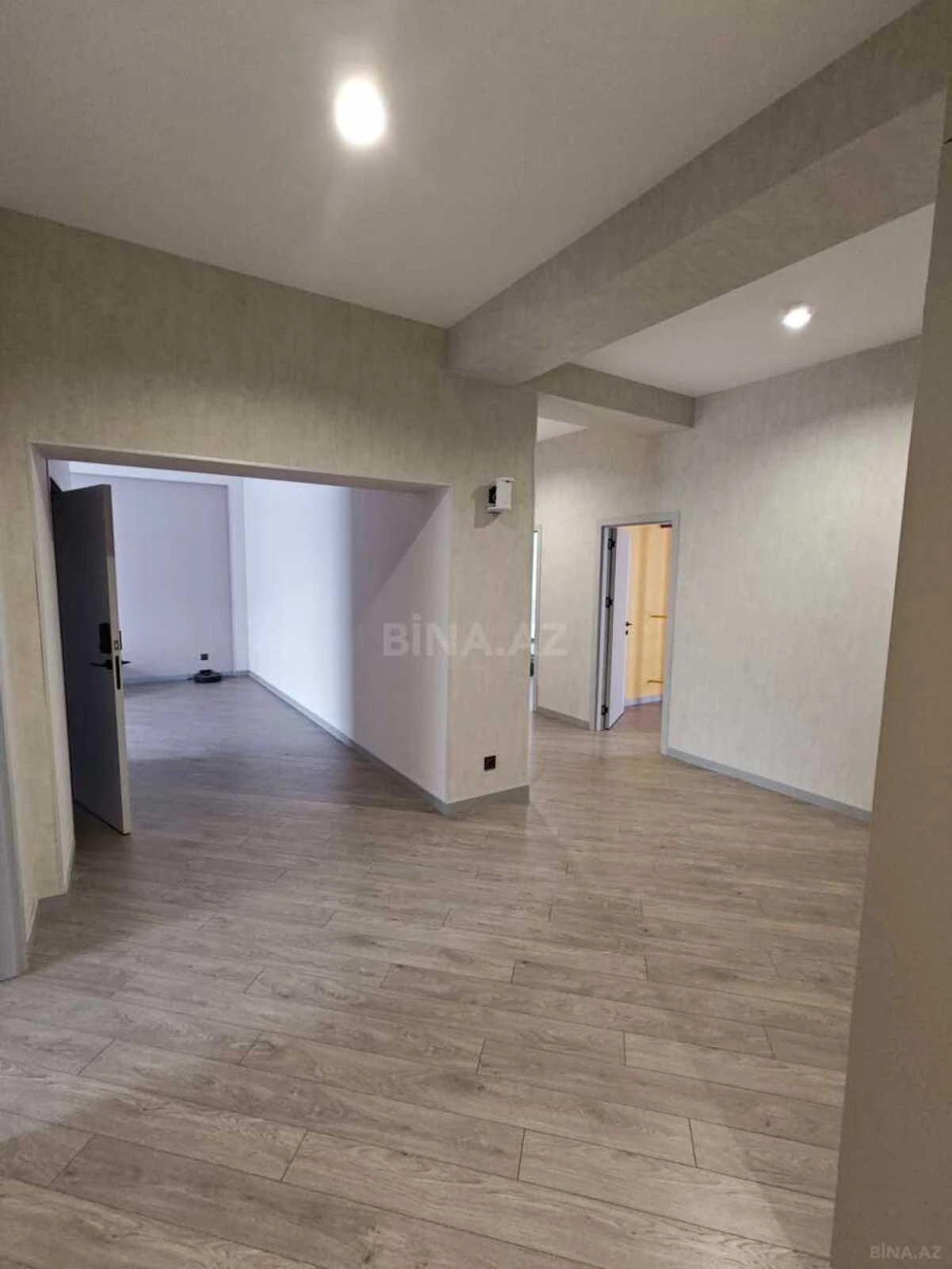 Satılır 4 otaqlı mənzil 135 m²