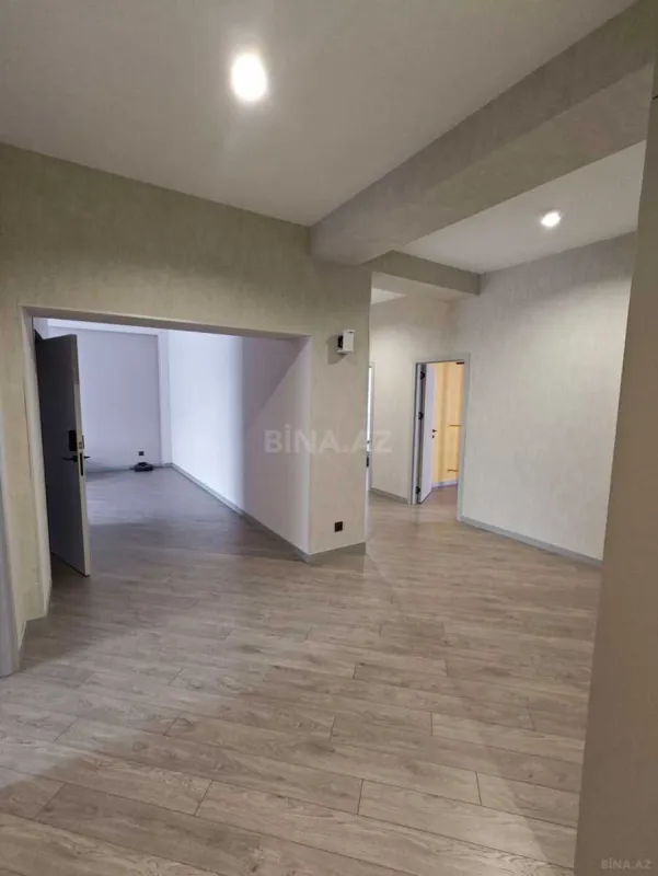 Satılır 4 otaqlı mənzil 135 m²