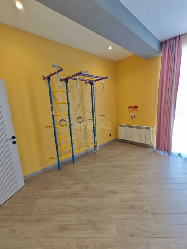 Satılır 4 otaqlı mənzil 135 m²