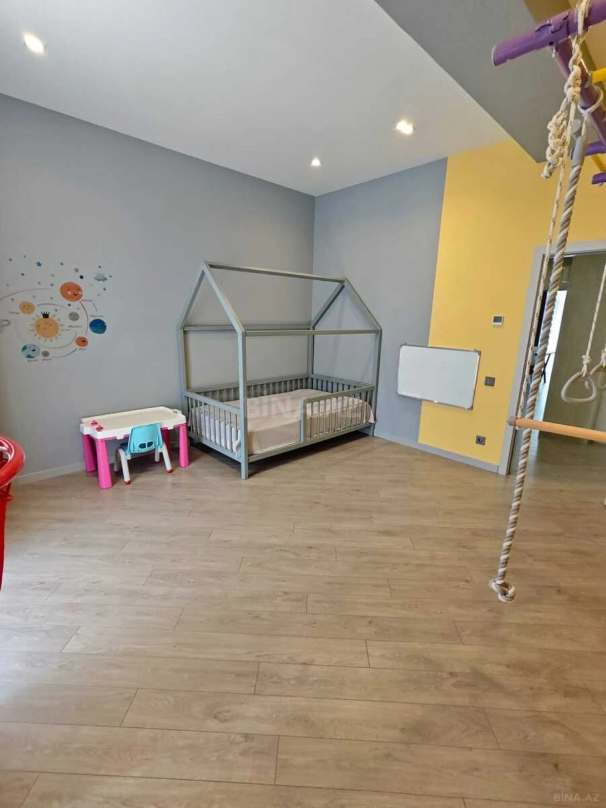Satılır 4 otaqlı mənzil 135 m²