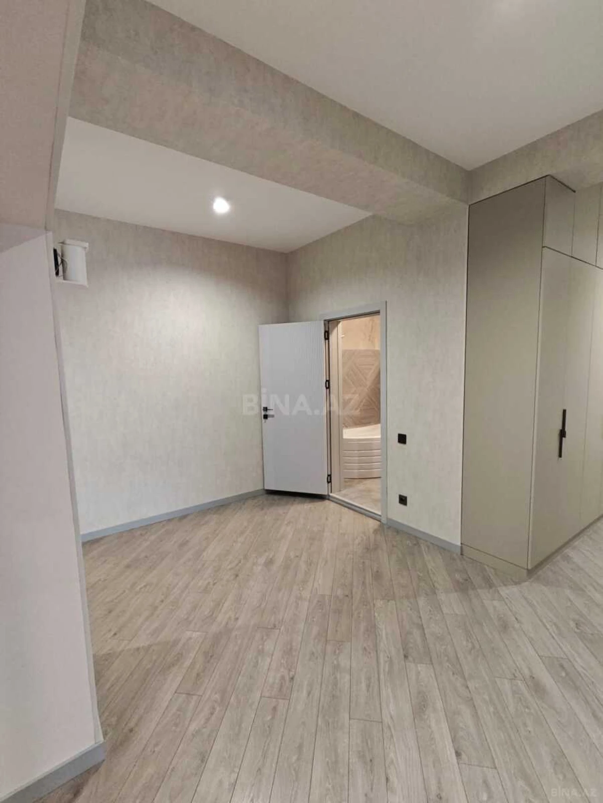 Satılır 4 otaqlı mənzil 135 m²