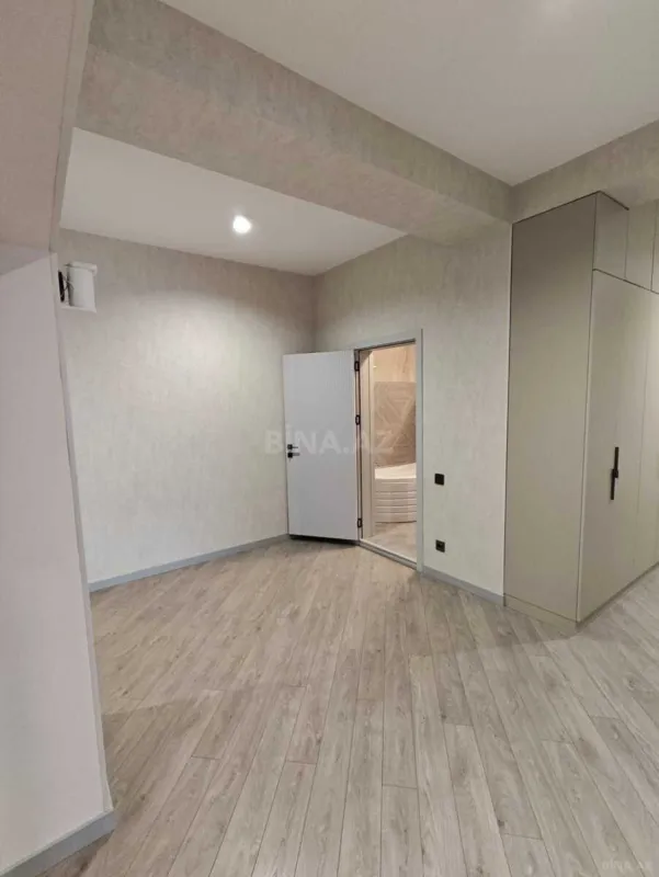 Satılır 4 otaqlı mənzil 135 m²