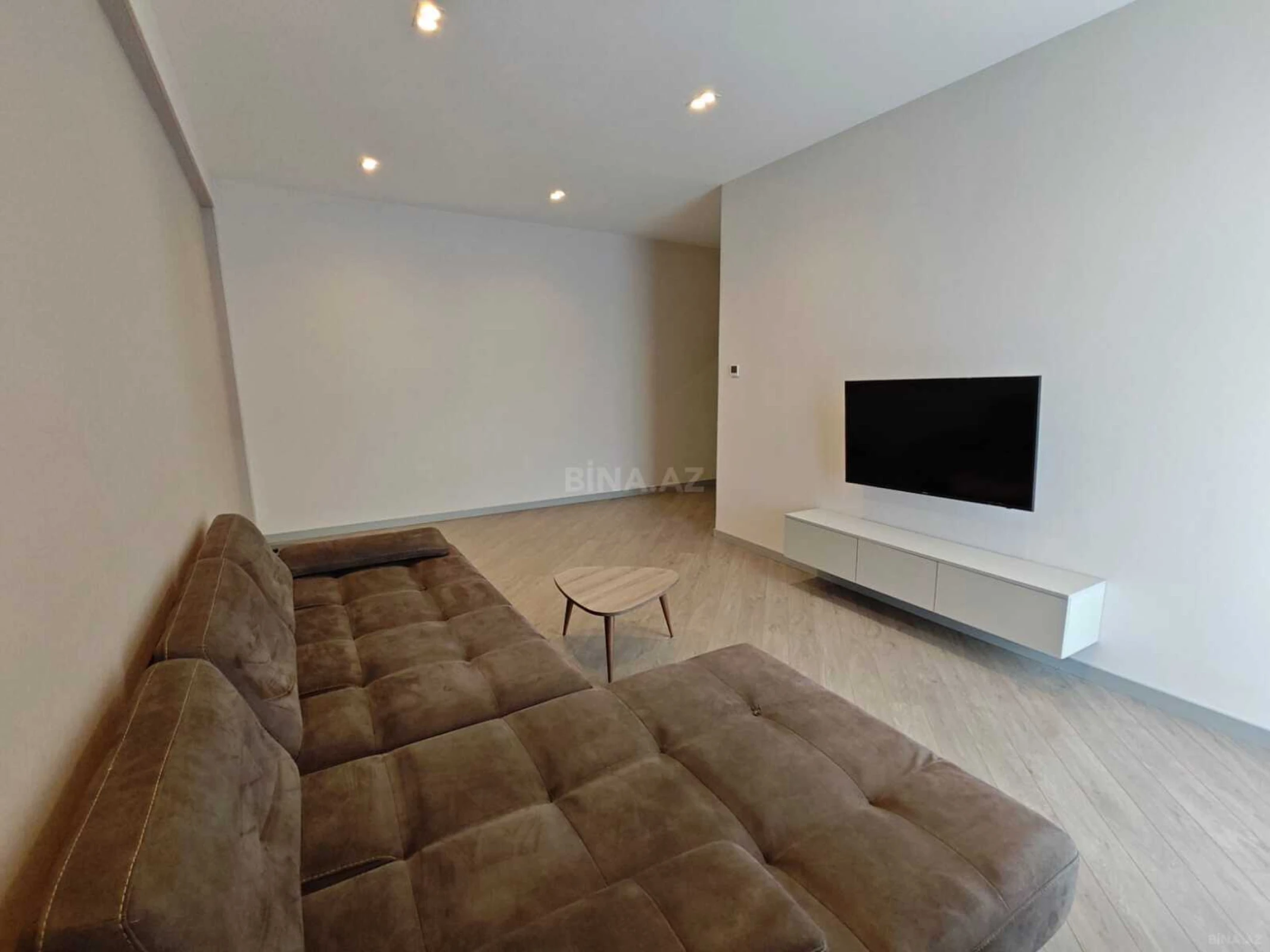 Satılır 4 otaqlı mənzil 135 m²