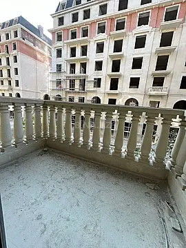 Satılır 5 otaqlı mənzil 192 m²