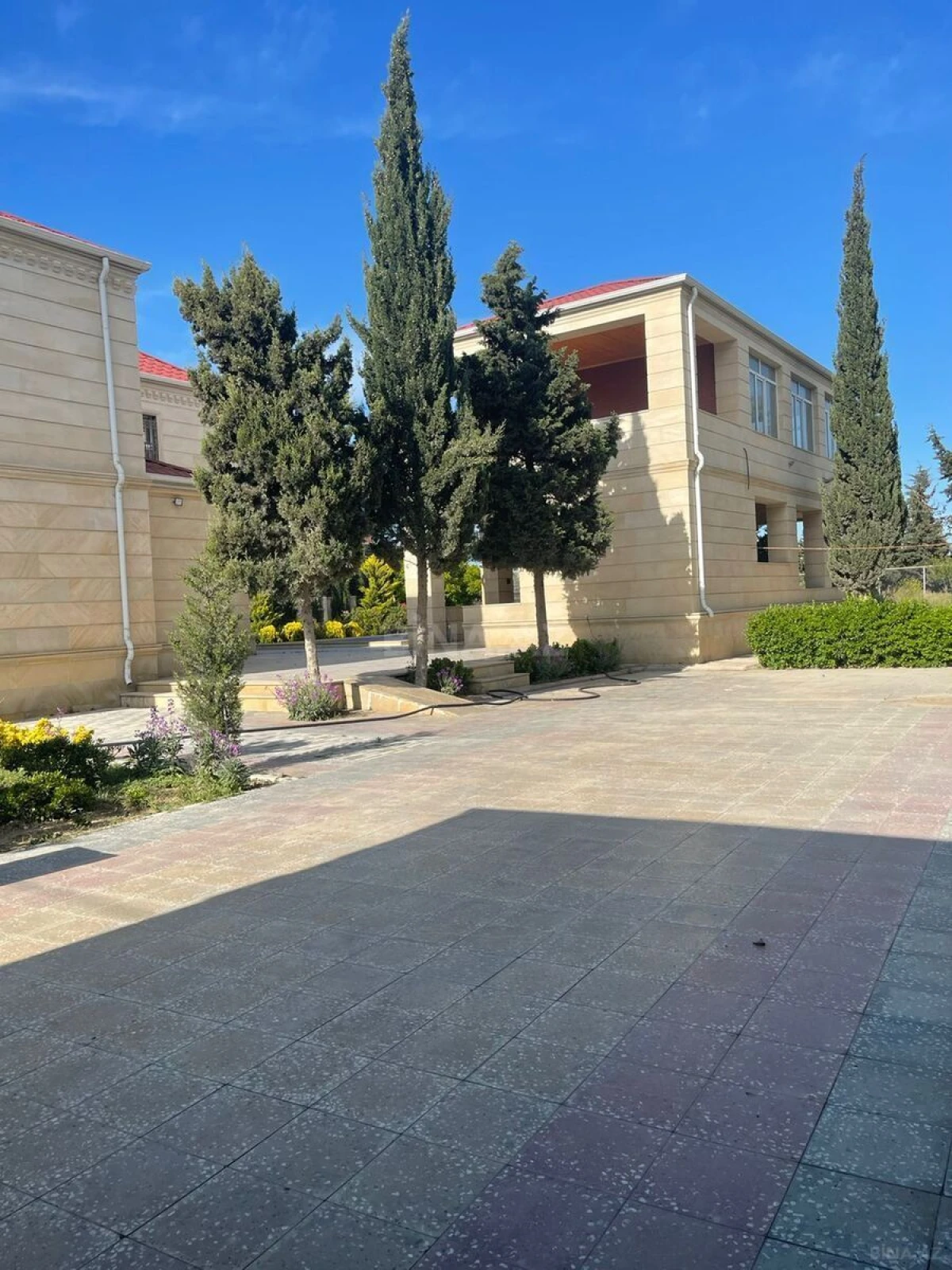 Satılır 5 otaqlı həyət evi 350 m²