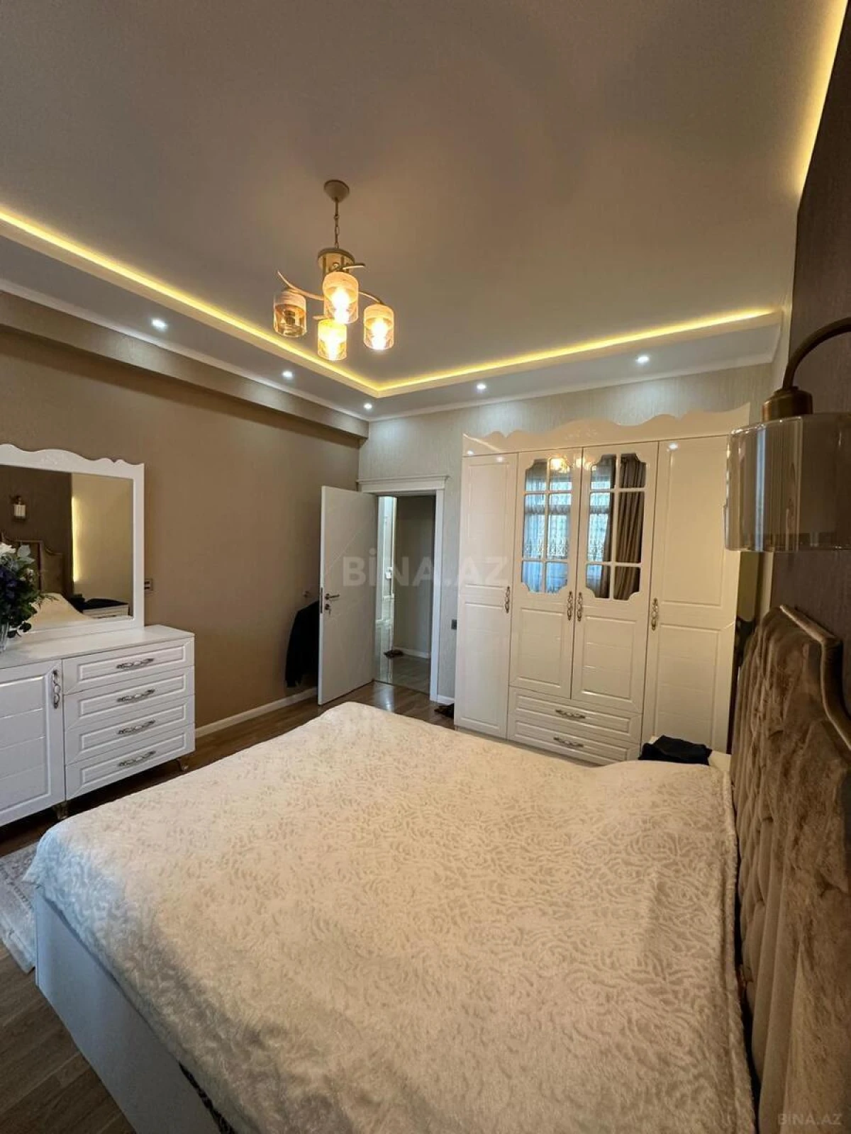 Satılır 3 otaqlı mənzil 136 m²