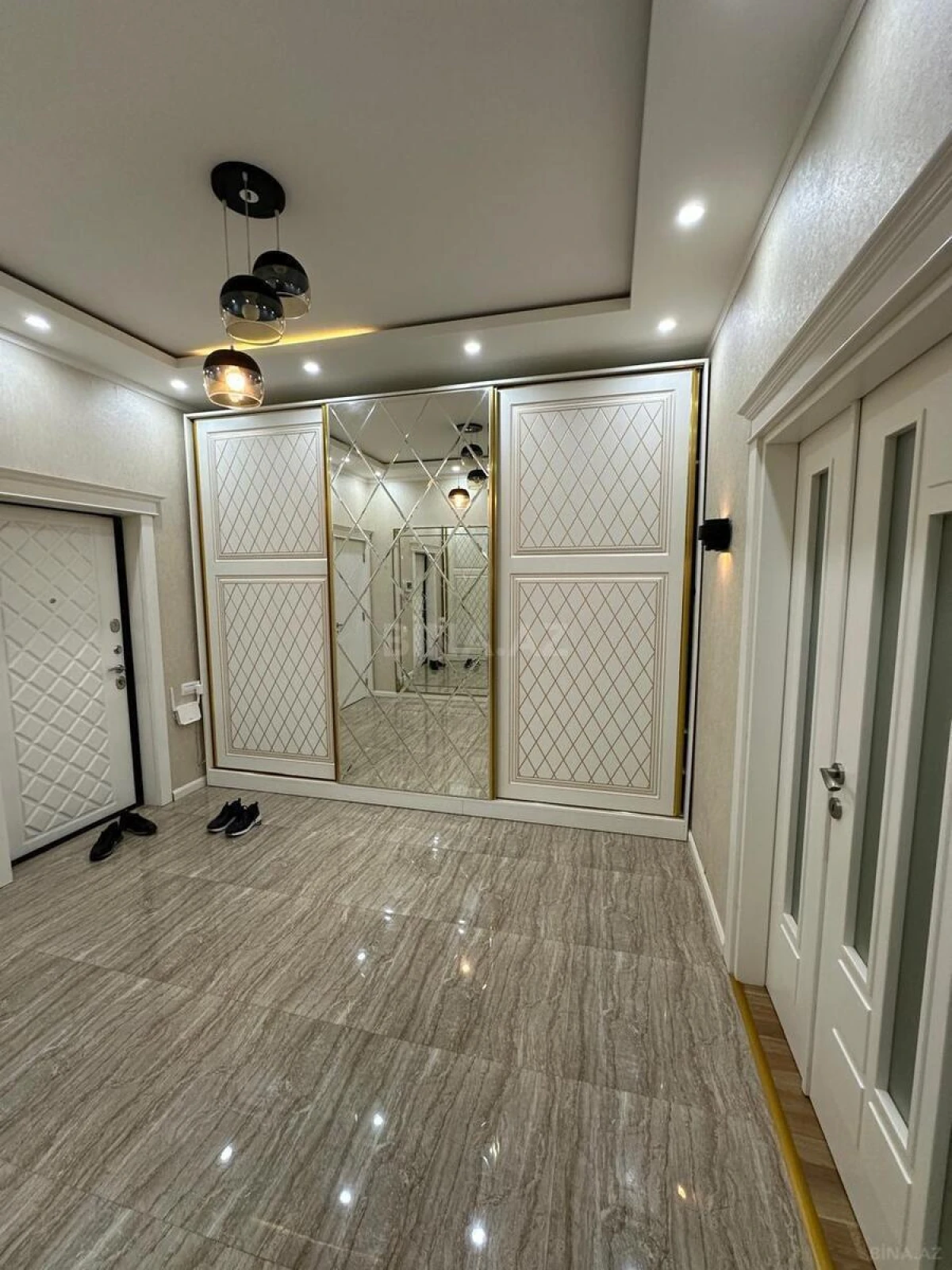 Satılır 3 otaqlı mənzil 136 m²