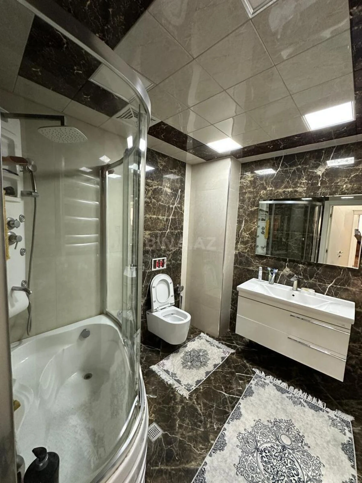 Satılır 3 otaqlı mənzil 136 m²