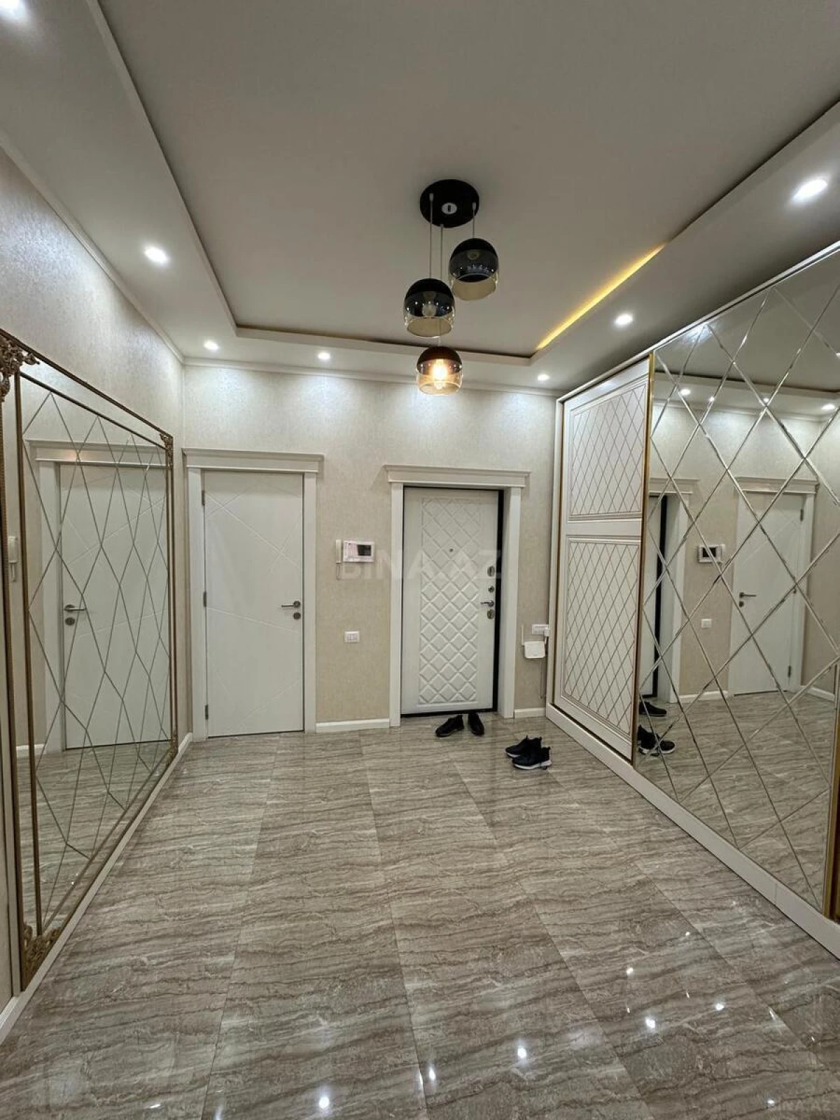 Satılır 3 otaqlı mənzil 136 m²