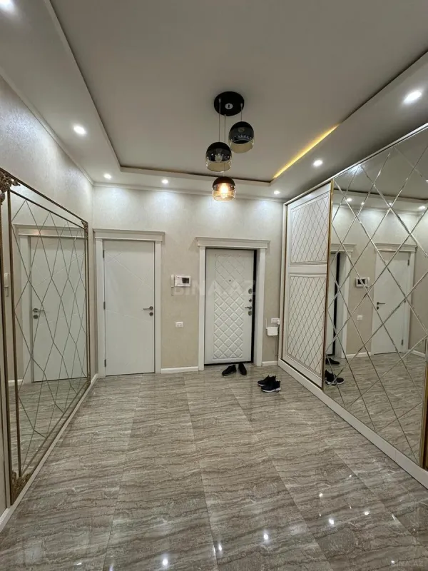 Satılır 3 otaqlı mənzil 136 m²
