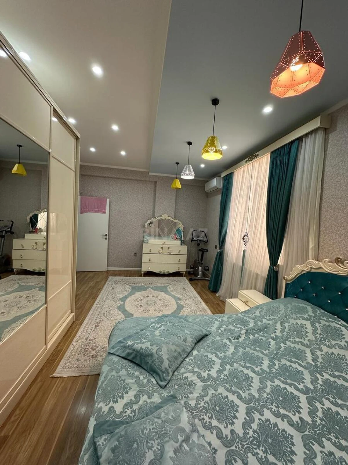 Satılır 3 otaqlı mənzil 136 m²