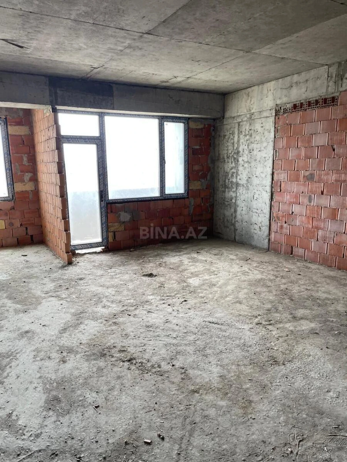 Satılır 4 otaqlı mənzil 190 m²
