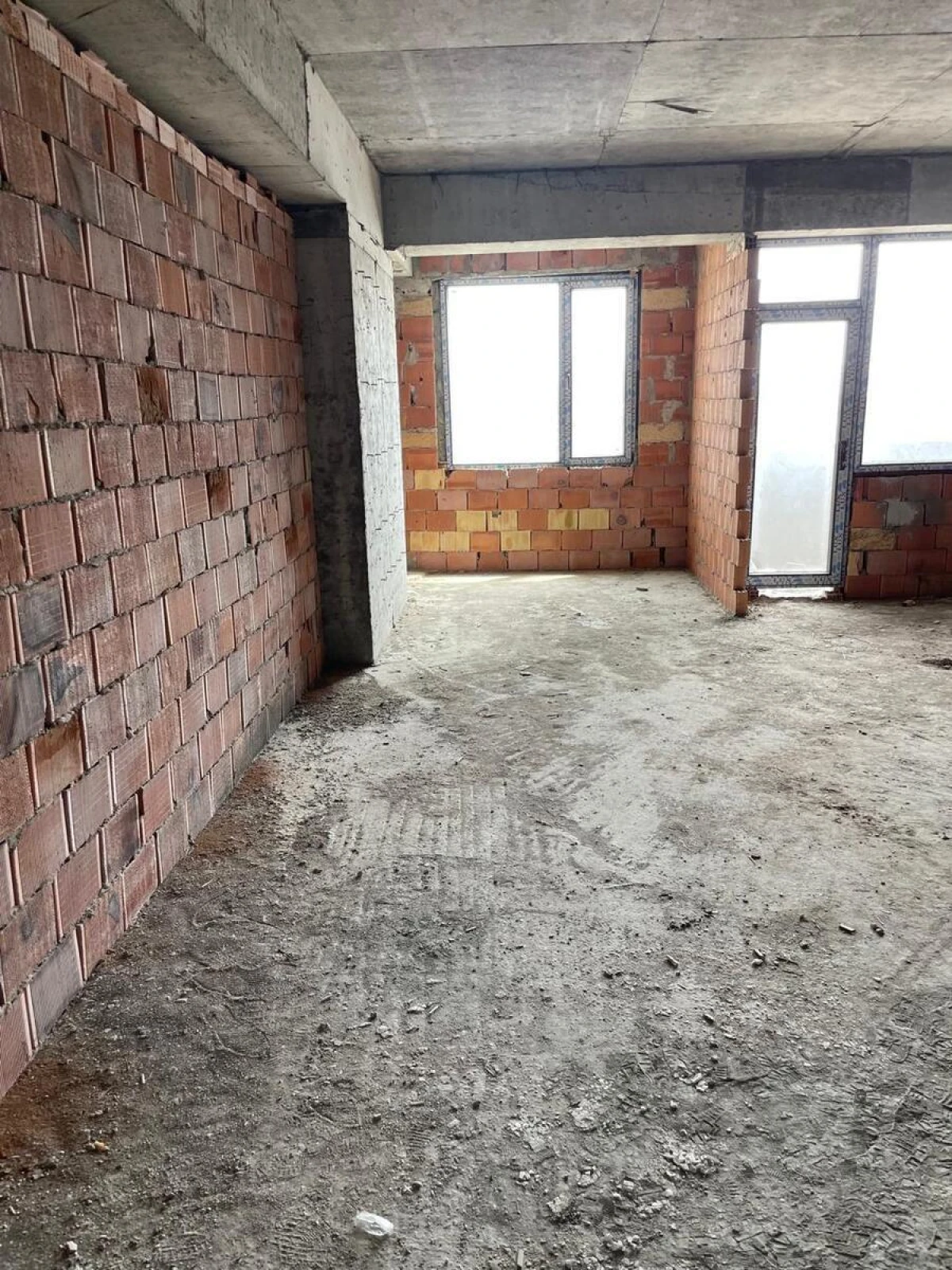 Satılır 4 otaqlı mənzil 190 m²