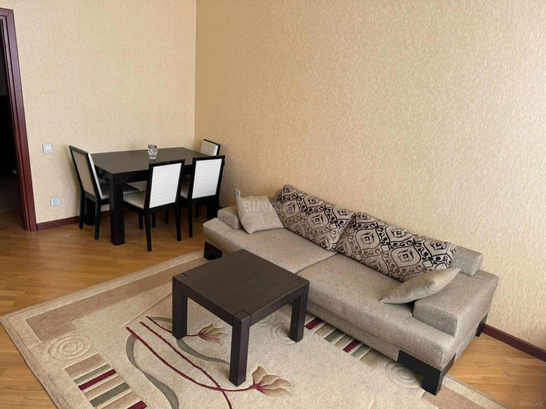 Kirayə verilir 2 otaqlı mənzil 77 m²