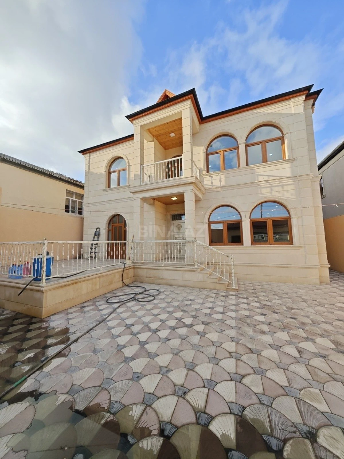 Satılır 6 otaqlı həyət evi 280 m²