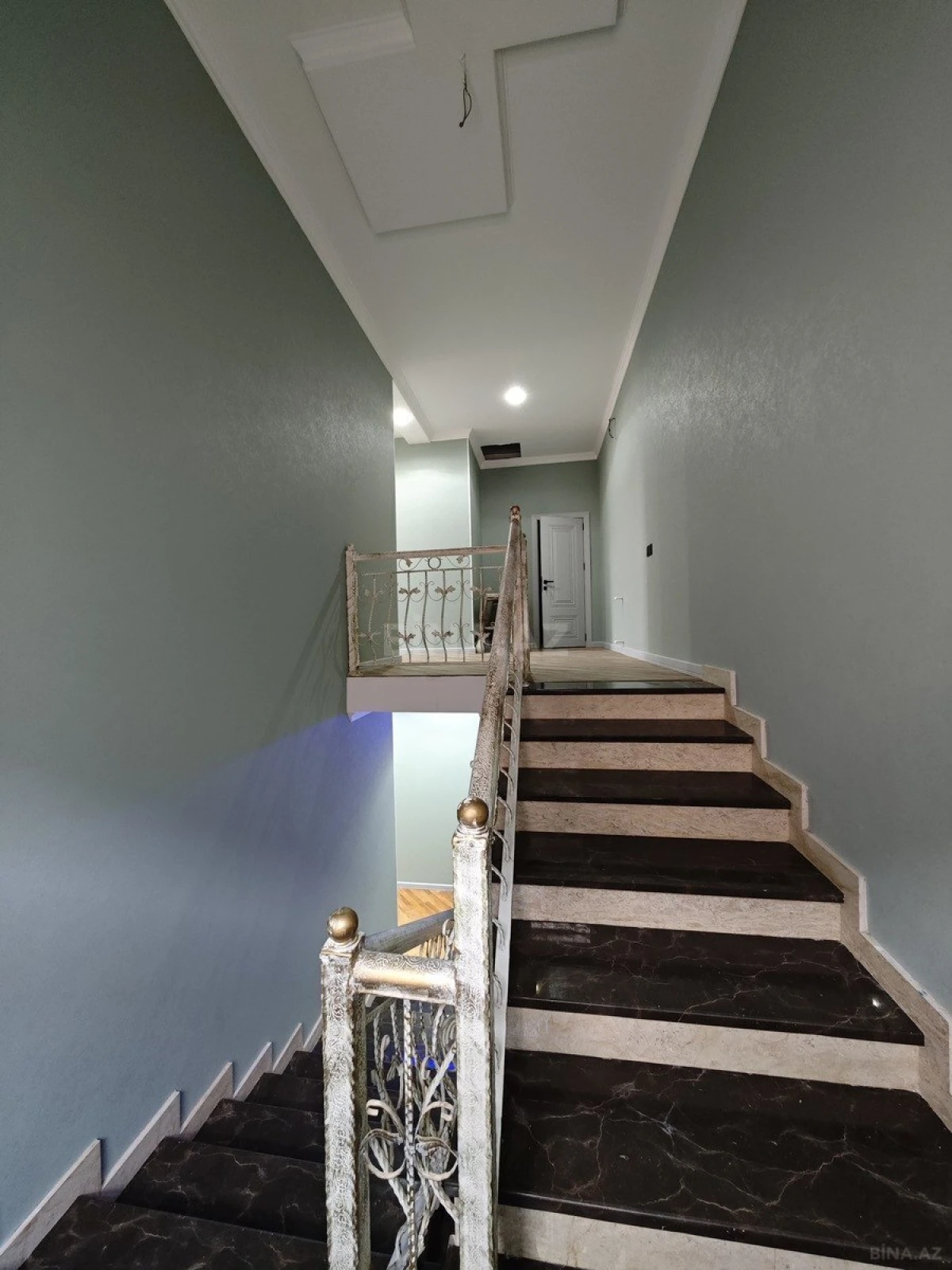 Satılır 6 otaqlı həyət evi 280 m²