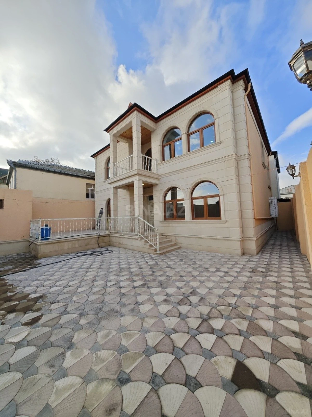 Satılır 6 otaqlı həyət evi 280 m²