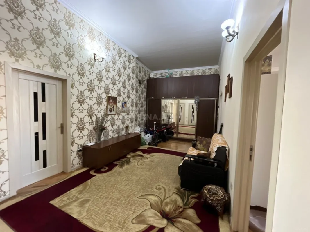 Satılır 3 otaqlı mənzil 130 m²