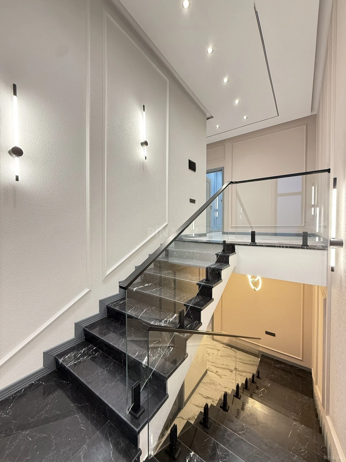 Satılır 5 otaqlı həyət evi 220 m²