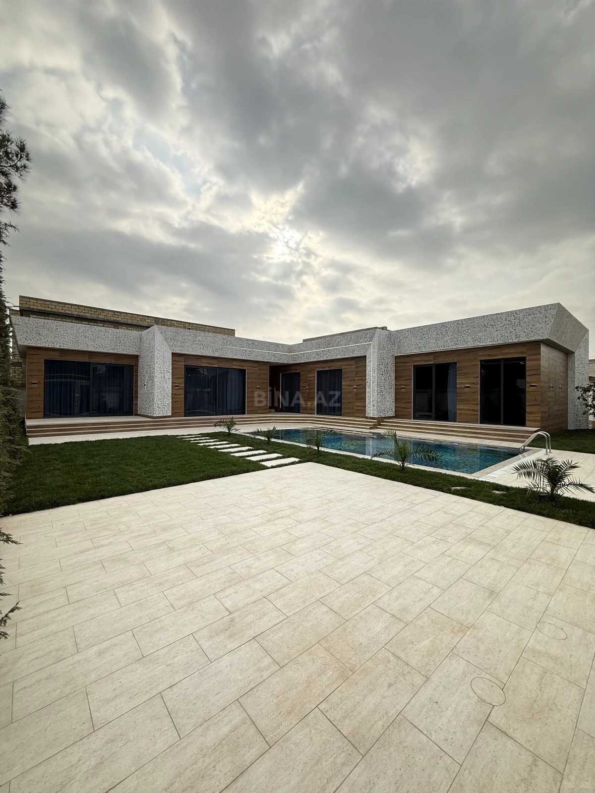 Satılır 5 otaqlı həyət evi 250 m²