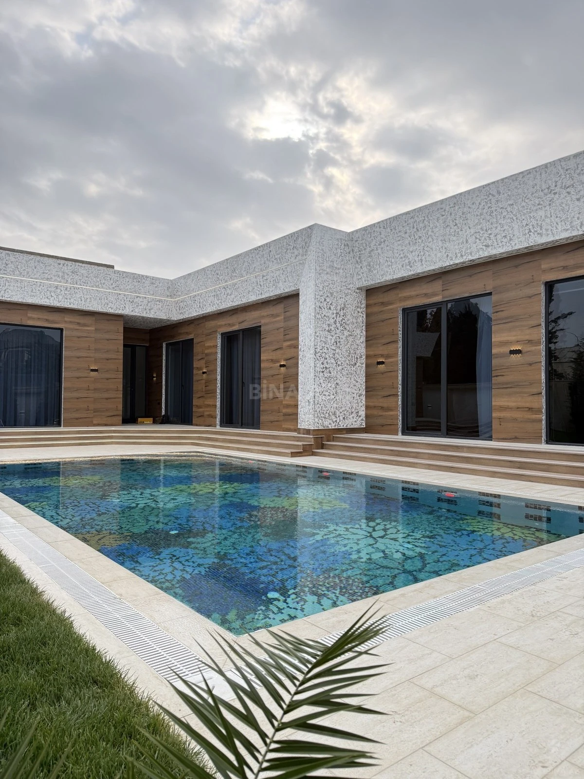 Satılır 5 otaqlı həyət evi 250 m²