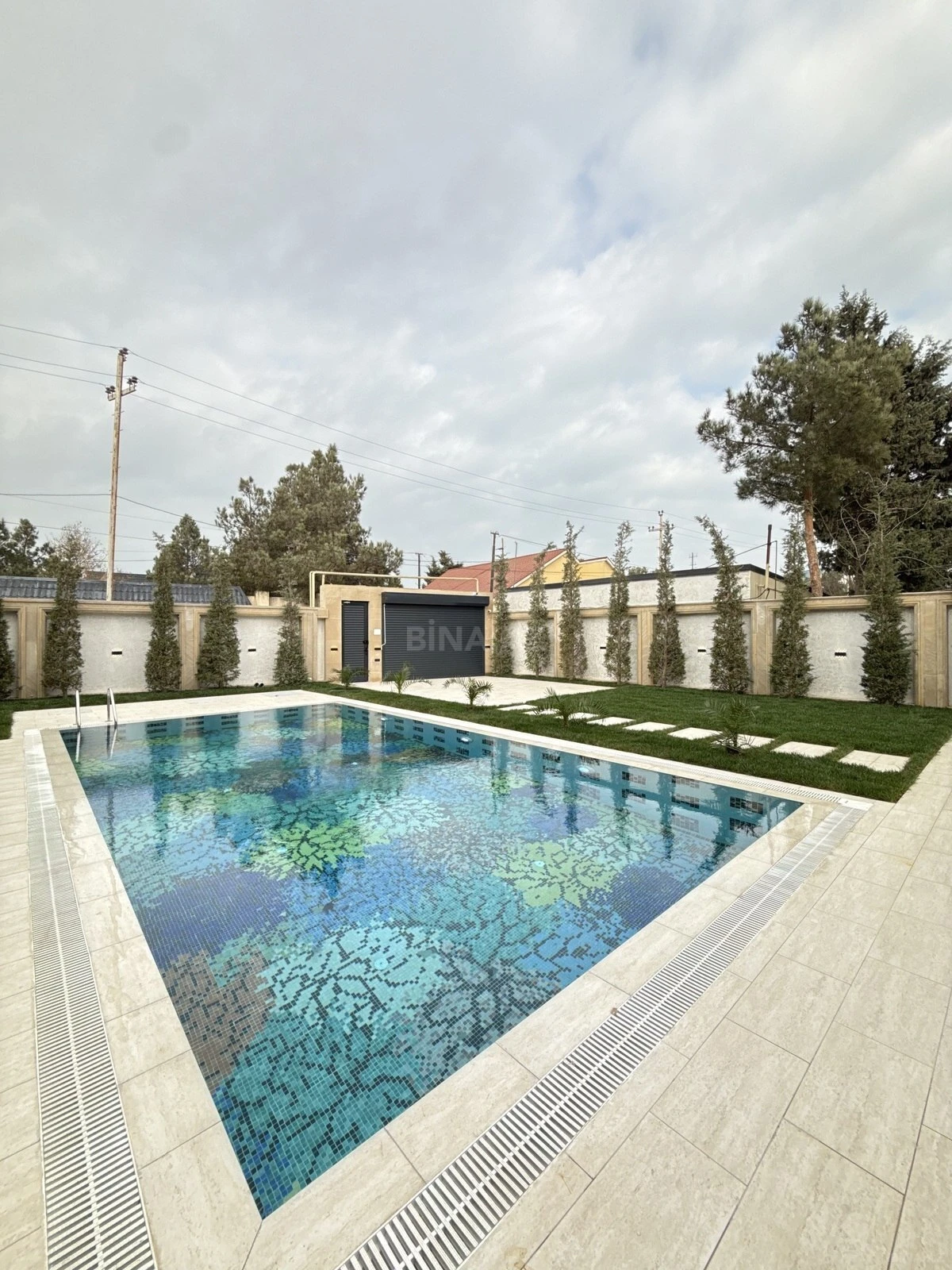 Satılır 5 otaqlı həyət evi 250 m²