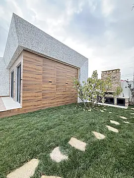Satılır 5 otaqlı həyət evi 250 m²