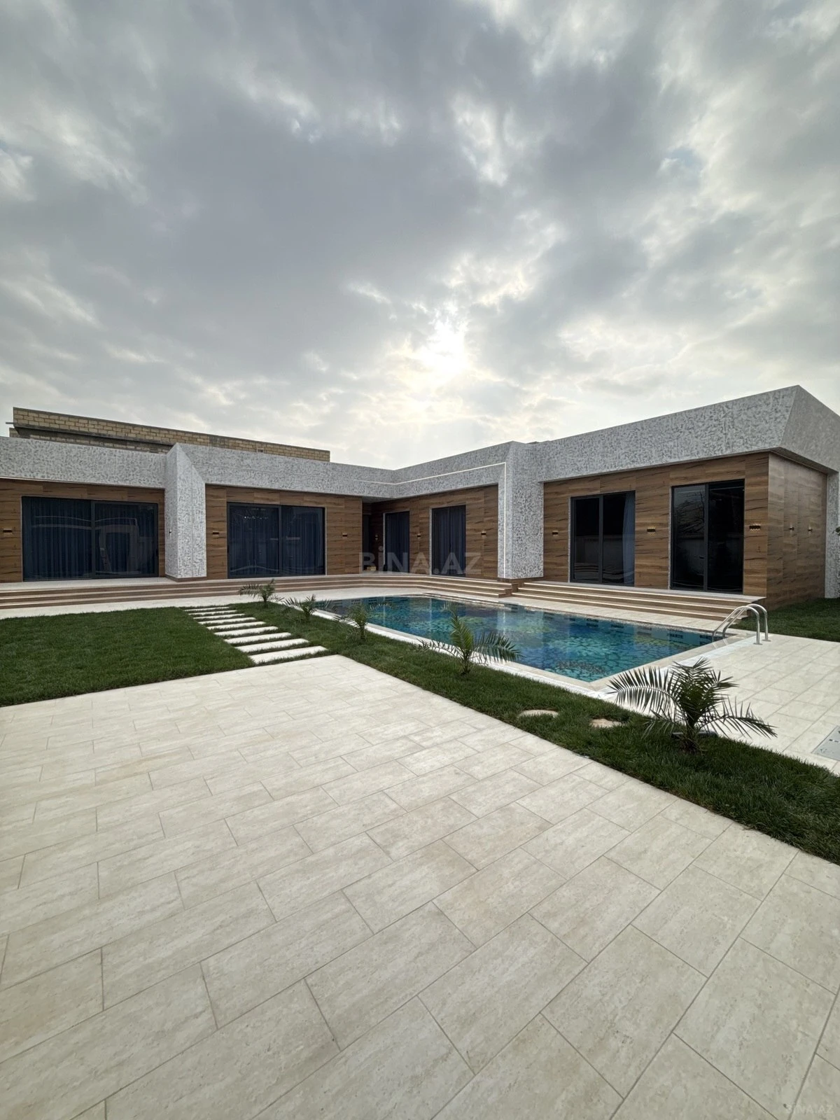 Satılır 5 otaqlı həyət evi 250 m²