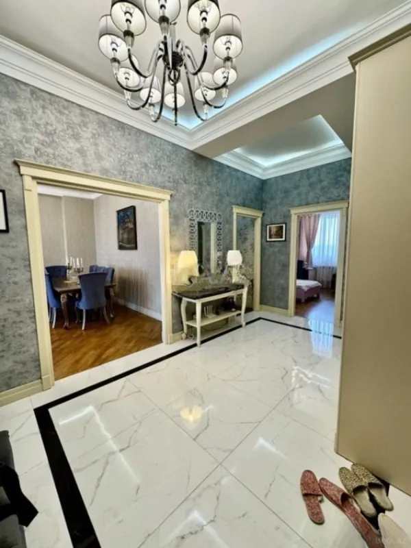 Satılır 4 otaqlı mənzil 170 m²