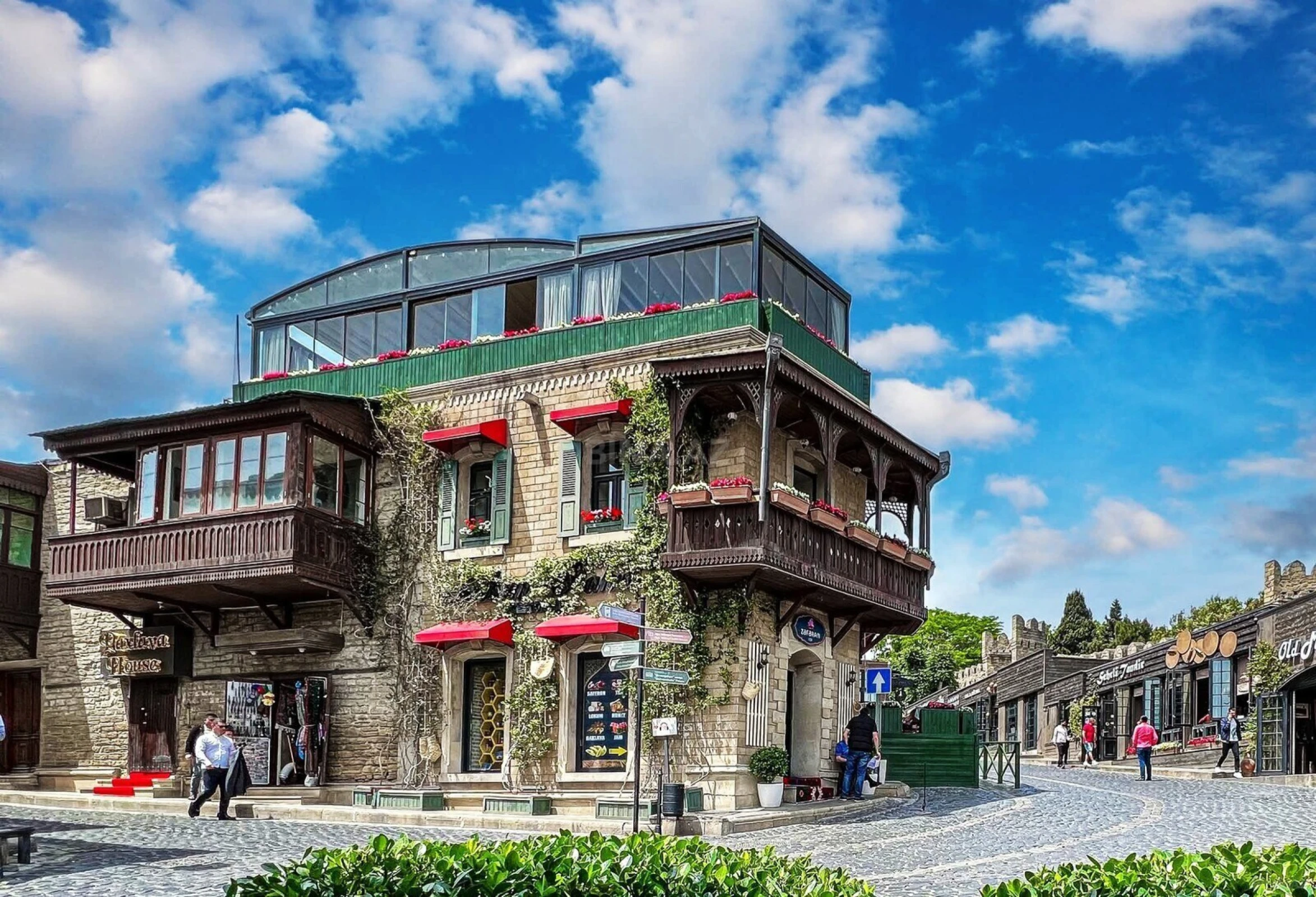 Satılır obyekt 2400 m²