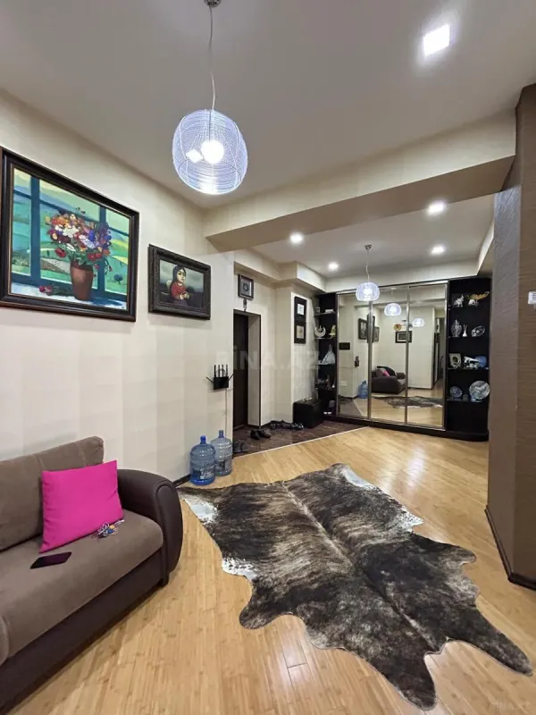 Satılır 4 otaqlı mənzil 160 m²