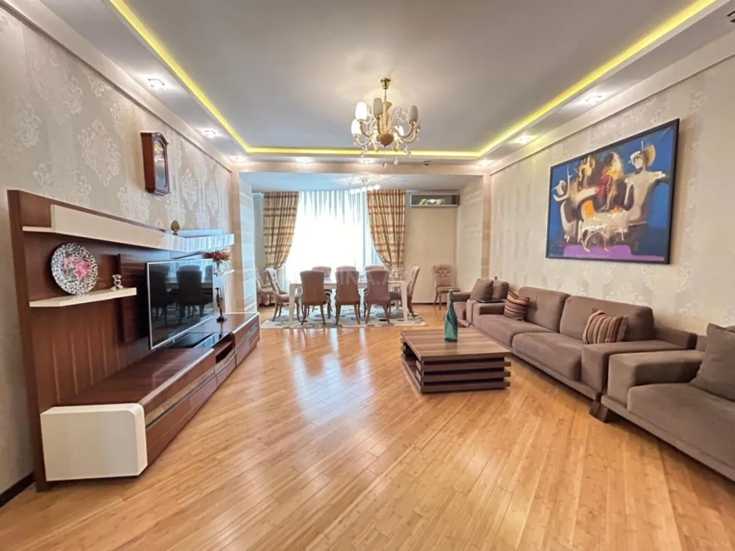 Satılır 4 otaqlı mənzil 160 m²
