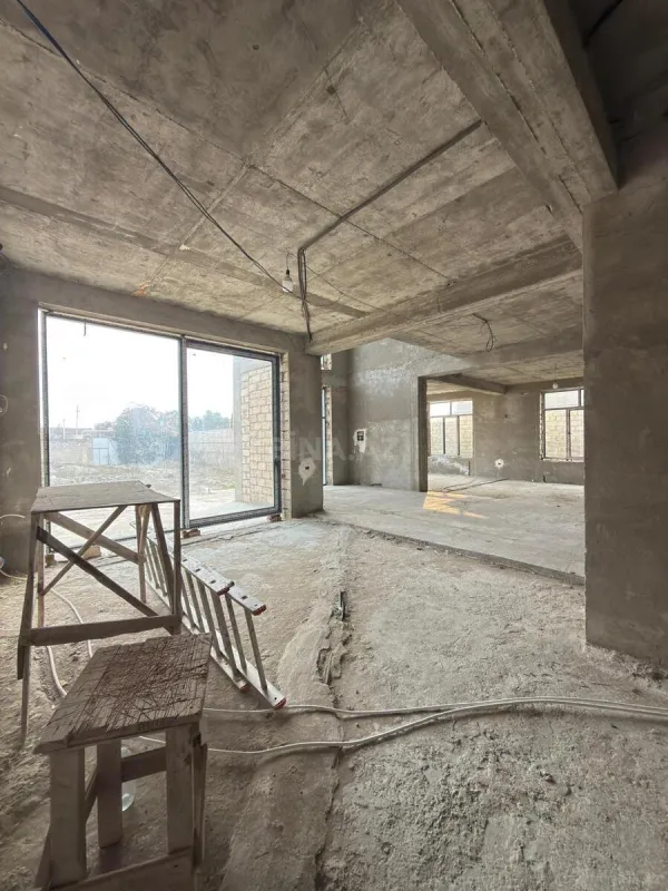 Satılır 8 otaqlı həyət evi 700 m²