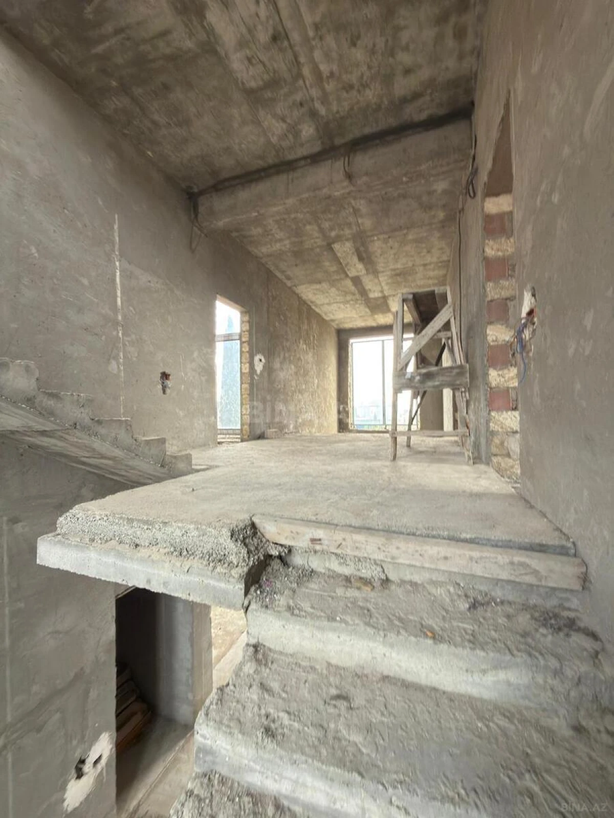 Satılır 8 otaqlı həyət evi 700 m²