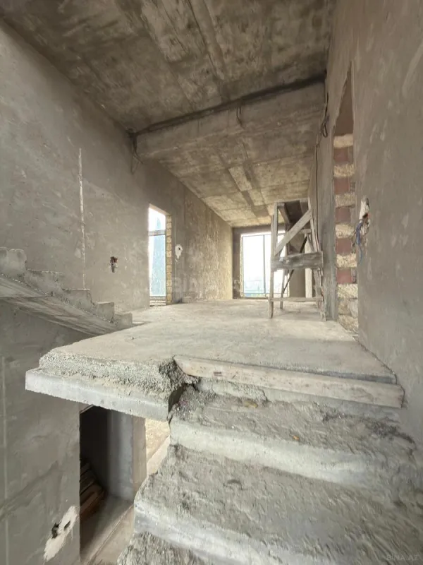 Satılır 8 otaqlı həyət evi 700 m²