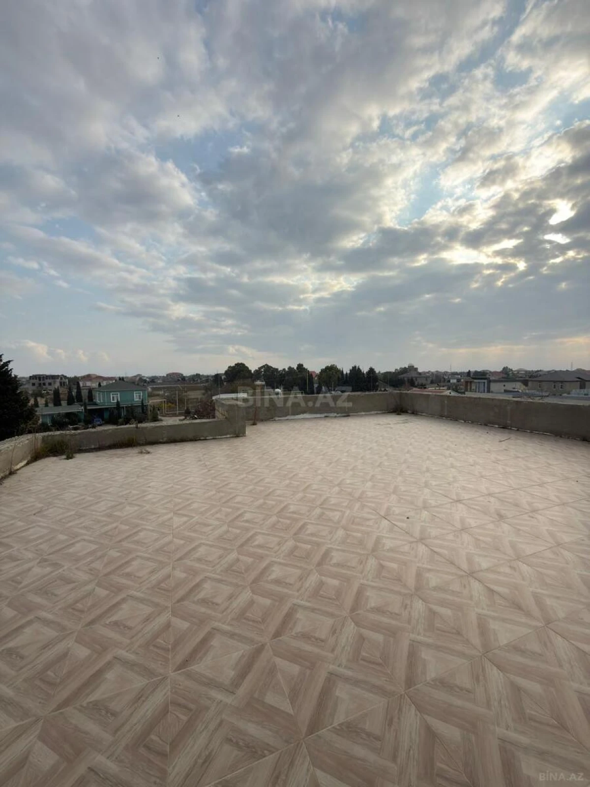 Satılır 8 otaqlı həyət evi 700 m²