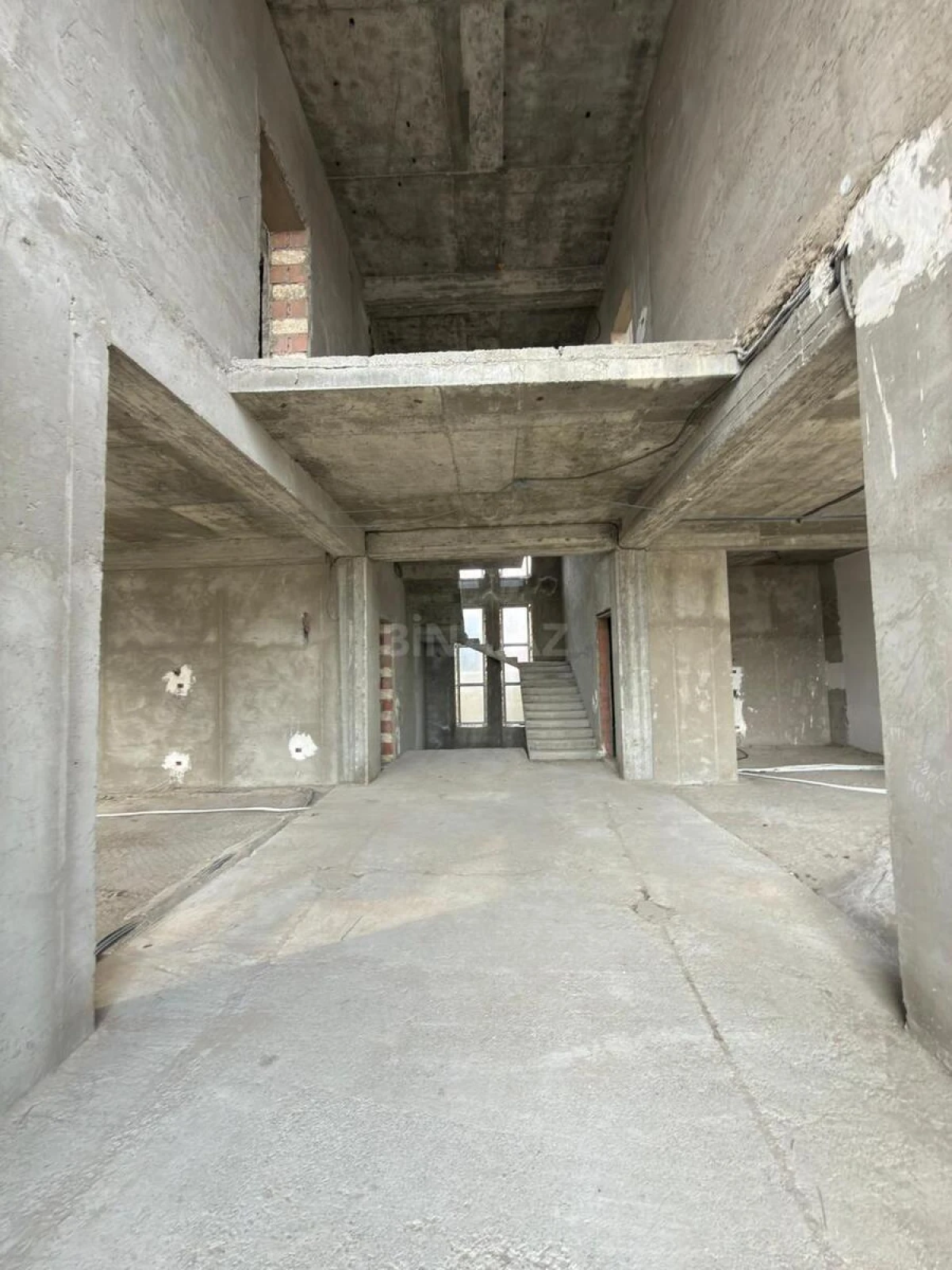 Satılır 8 otaqlı həyət evi 700 m²