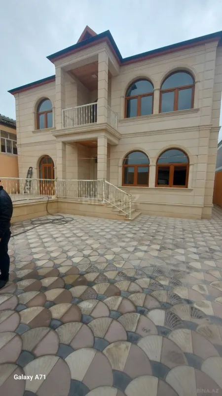 Satılır 6 otaqlı həyət evi 235 m²