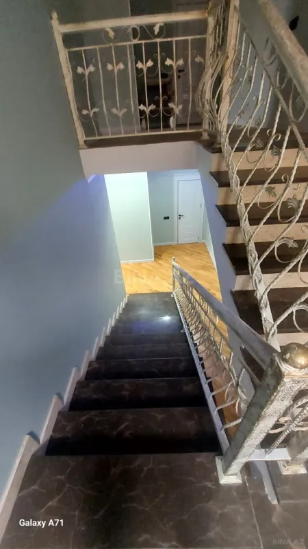 Satılır 6 otaqlı həyət evi 235 m²