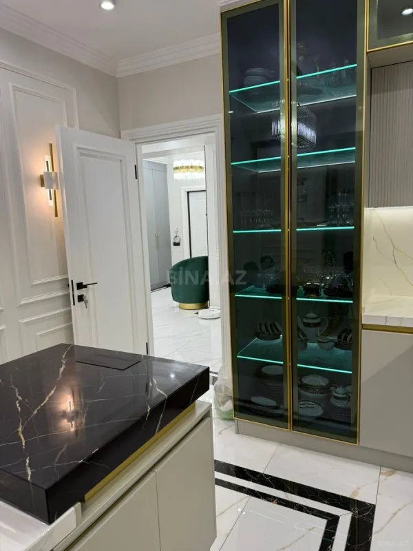 Satılır 5 otaqlı mənzil 210 m²