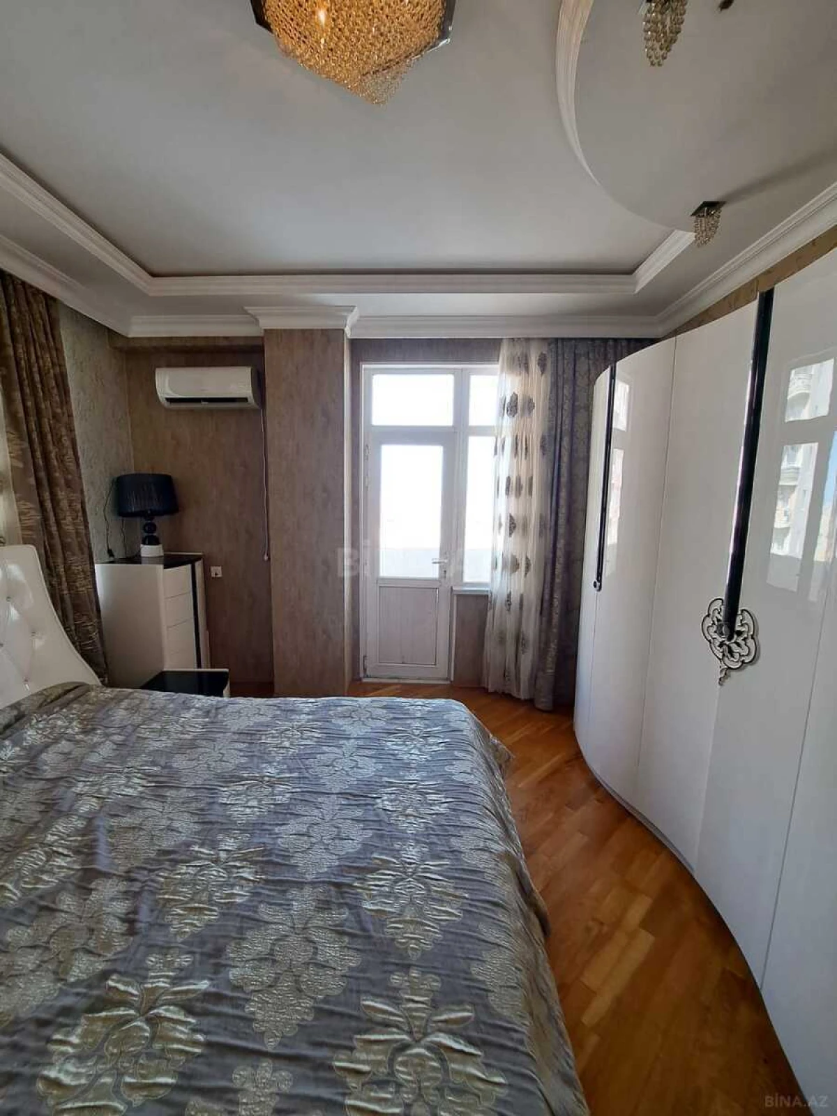 Satılır 3 otaqlı mənzil 140 m²